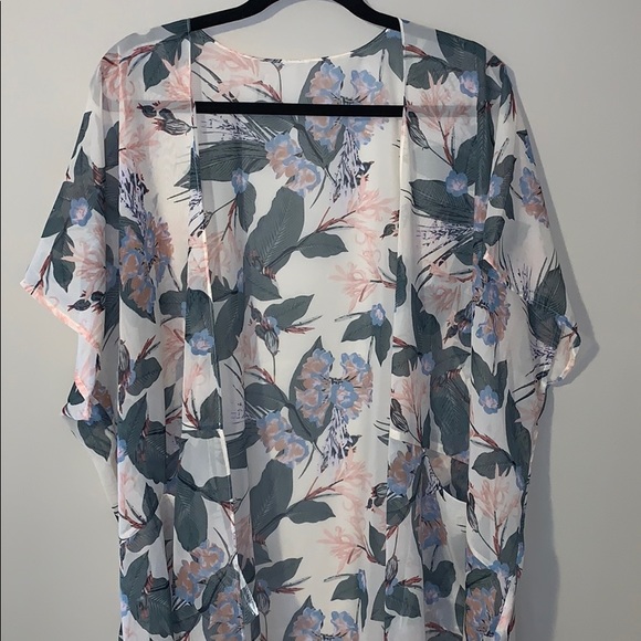 Other - 🌻3/$12 SALE🌻Floral Spring kimono